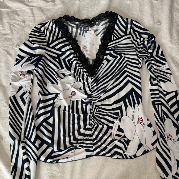 Ladies blouse. Size medium. - Picture 1 of 3